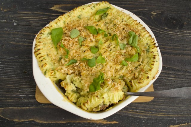 Запекаем картофельный пирог с фаршем и овощами в духовке при температуре 190 °C 30-35 минут