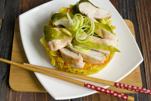 Куриное филе на пару с гарниром из тушёной капусты Куриное филе на пару с гарниром из тушёной капусты
