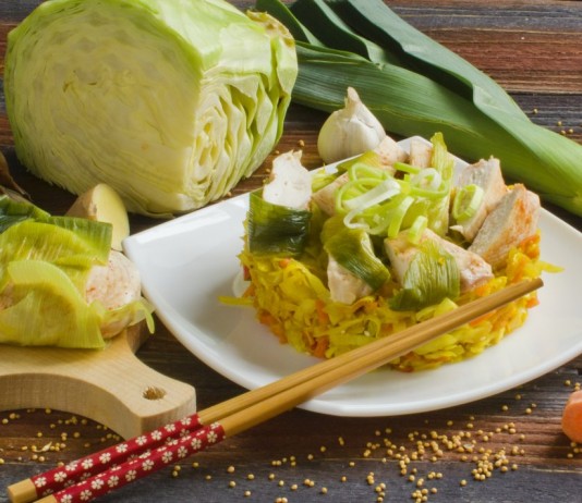 Куриное филе на пару с гарниром из тушёной капусты