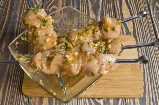 Нанизываем кусочки куриного филе на шампуры Нанизываем кусочки куриного филе на шампуры