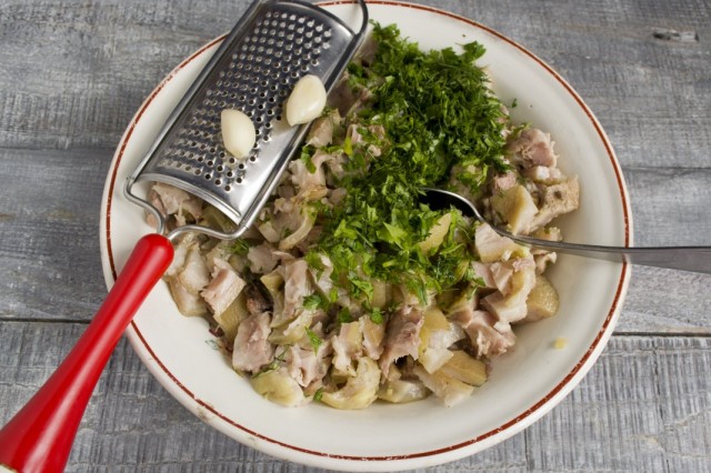 Добавляем к мясу натёртый чеснок и тщательно перемешиваем