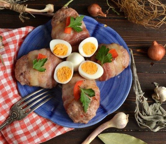 Котлеты, фаршированные сыром, запеченные в беконе