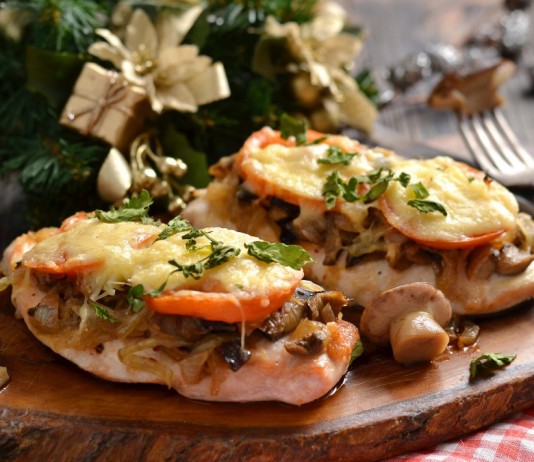 Отбивные из куриной грудки с сыром и помидорами