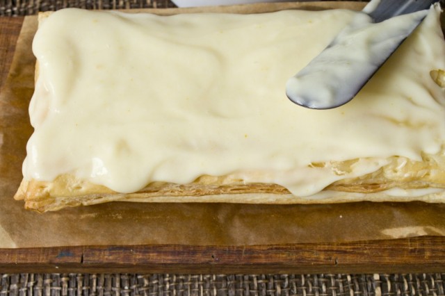 Смазываем коржи кремом