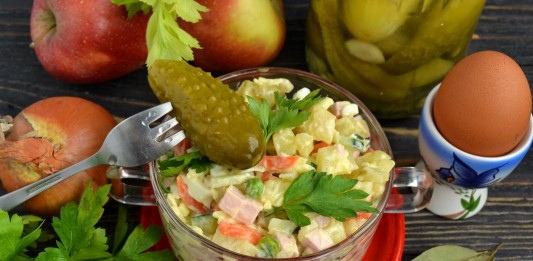 Салат Оливье со свежим огурцом и колбасой