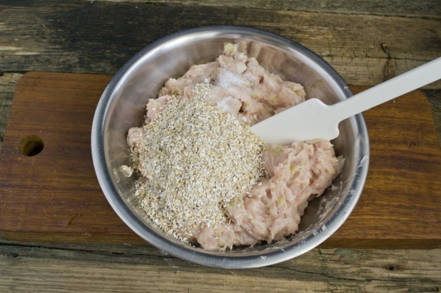 Перемалываем мясо и овощи, добавляем овсяные хлопья, молоко и специи Перемалываем мясо и овощи, добавляем овсяные хлопья, молоко и специи