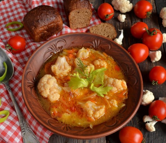 Постный суп с цветной капустой, кокосом и помидорами
