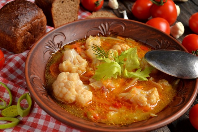 Постный суп с цветной капустой, кокосом и помидорами