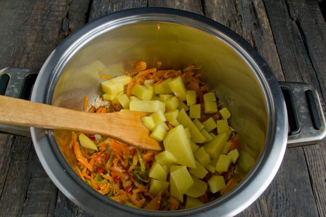 Добавляем нарезанный кубиками картофель