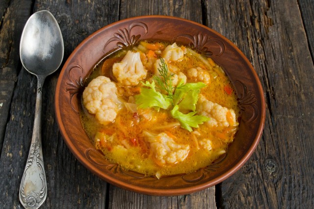 Постный суп с цветной капустой, кокосом и помидорами