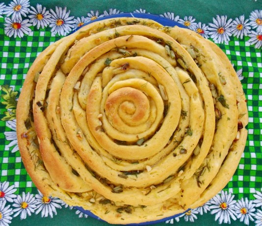 Спиральный хлеб с пряными травами и чесноком