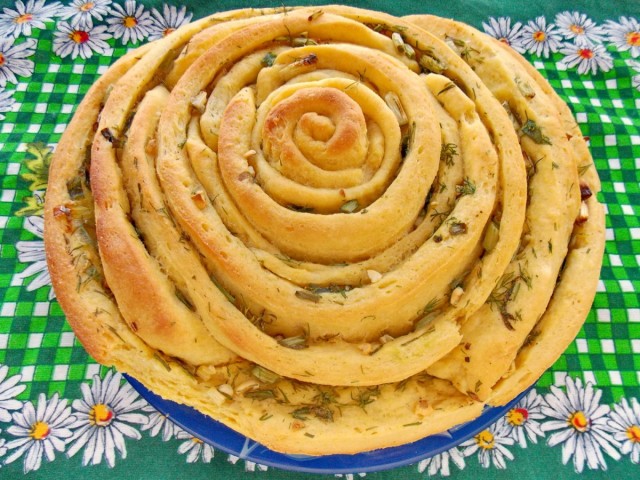 Спиральный хлеб с пряными травами и чесноком