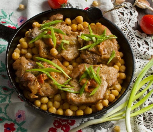 Вкусная свинина с нутом и луком в духовке