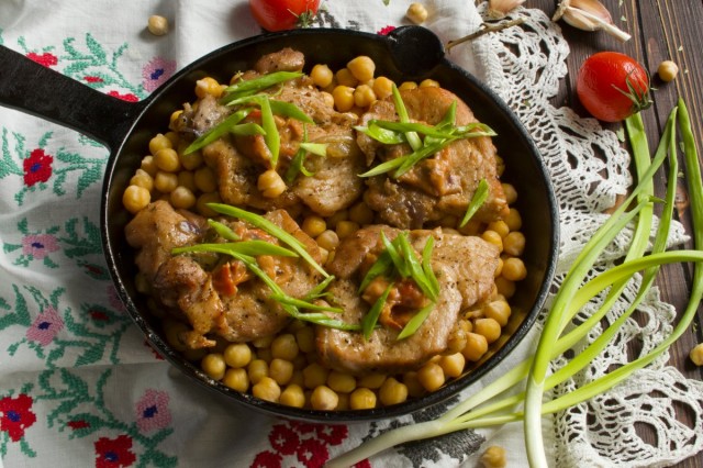 Вкусная свинина с нутом и луком в духовке
