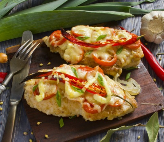 Вкусное куриное филе с сыром в духовке