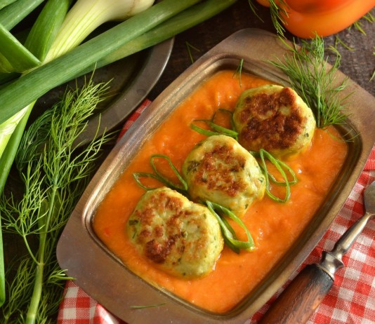 Фрикадельки в духовке с подливкой из овощей