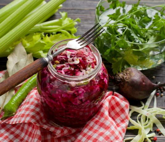 Капуста маринованная со свёклой