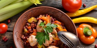 Овощное рагу с фрикадельками из курицы