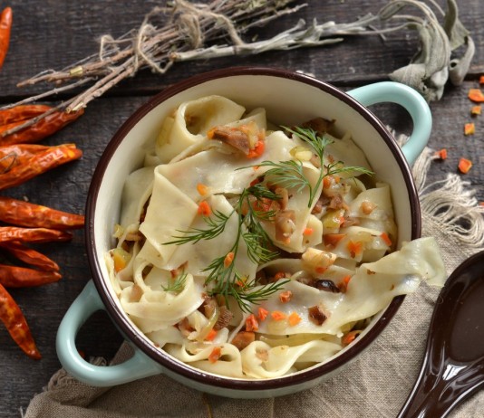 Постная домашняя лапша с грибами