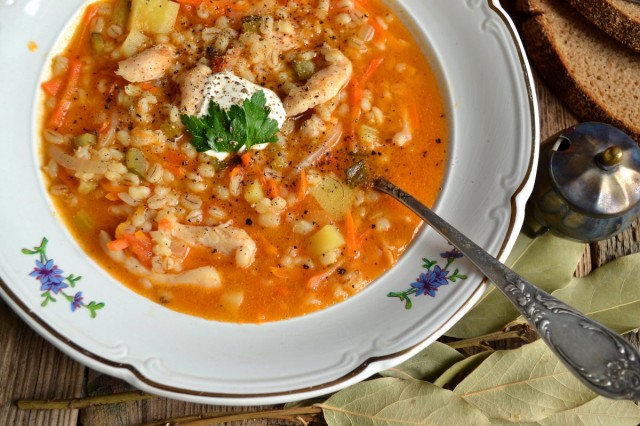 Рассольник с перловкой, свежими огурцами и курицей Рассольник с перловкой, свежими огурцами и курицей