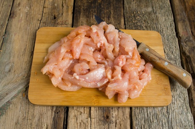 Маринуем нарезанную куриную грудку Маринуем нарезанную куриную грудку