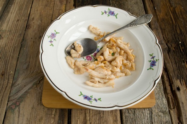 Обжариваем куриное мясо и раскладываем по тарелкам Обжариваем куриное мясо и раскладываем по тарелкам