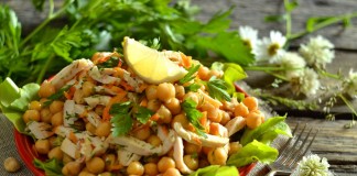 Салат с копченой курицей и нутом