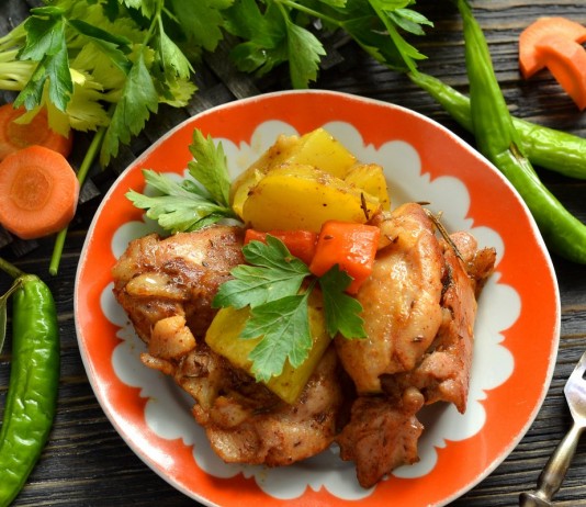 Запеченная в духовке курица с картошкой