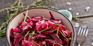 Салат из свёклы с луком, брынзой и грецкими орехами