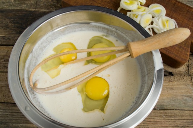 Добавляем в миску куриные яйца и смешиваем
