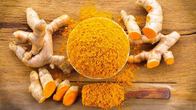Корень куркумы и высушенный порошок