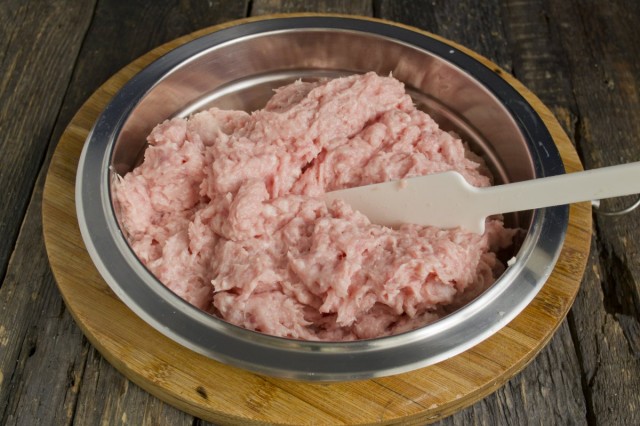 Проворачиваем мясо и сало в мясорубке