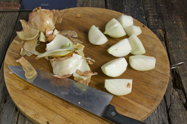 Пропускаем через мясорубку репчатый лук