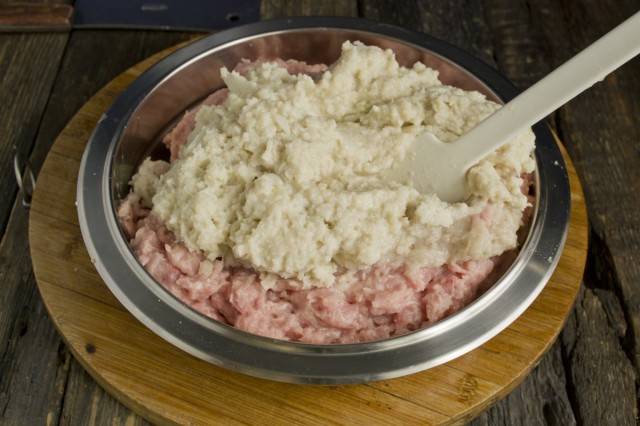 Добавляем к мясному фаршу замоченный мякиш и провёрнутый лук