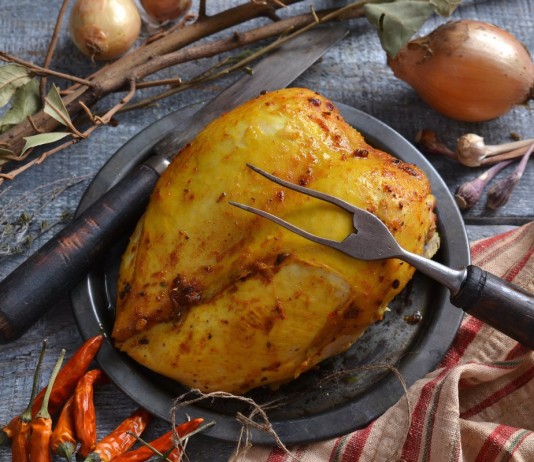 Куриная грудка, приготовленная с жидким дымом в духовке