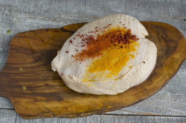 Через сутки вынимаем курицу из рассола, обсушиваем и обсыпаем специями
