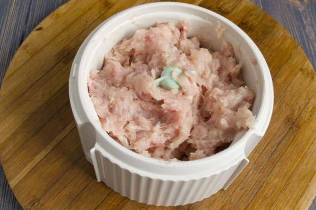 Измельчаем куриное мясо