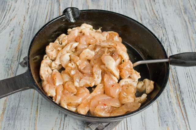 Обжариваем маринованную курицу и перекладываем в миску