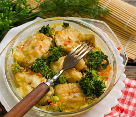 Вкусный минтай с овощами в духовке