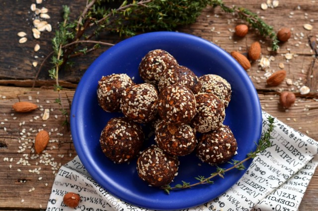 Постные конфеты с орехами и гранолой Постные конфеты с орехами и гранолой