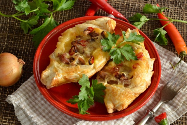 Слойки с мясом, картошкой и сыром Слойки с мясом, картошкой и сыром