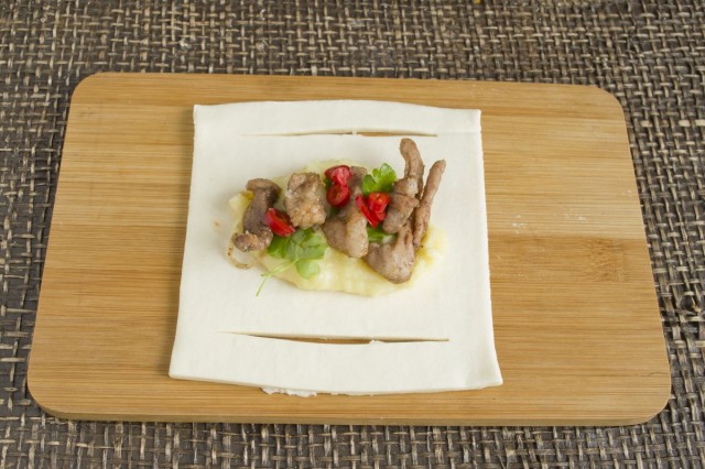 Сверху на картофельное пюре кладём обжаренное мясо и нарезанный перец чили