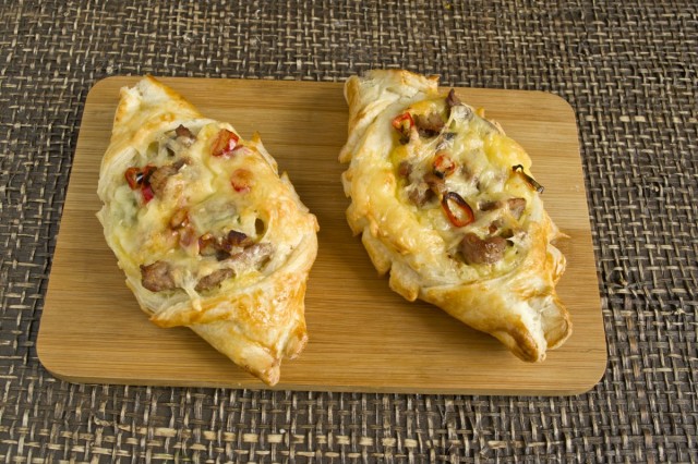 Запекаем слойки с мясом, картошкой и сыром 20 минут при температуре 220 градусов
