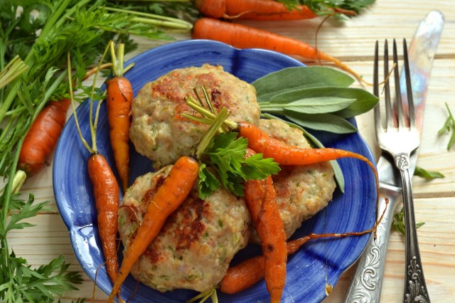 Вкусные мясные котлеты с геркулесом и овощами
