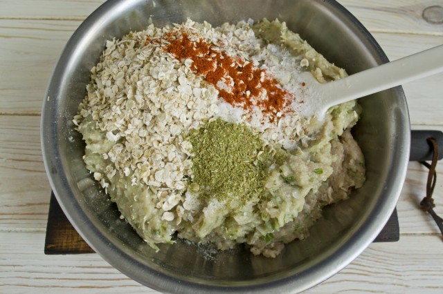 Добавляем в фарш геркулес, молотую красную паприку, соль по вкусу и сухие приправы