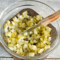 Огурцы режем кубиками