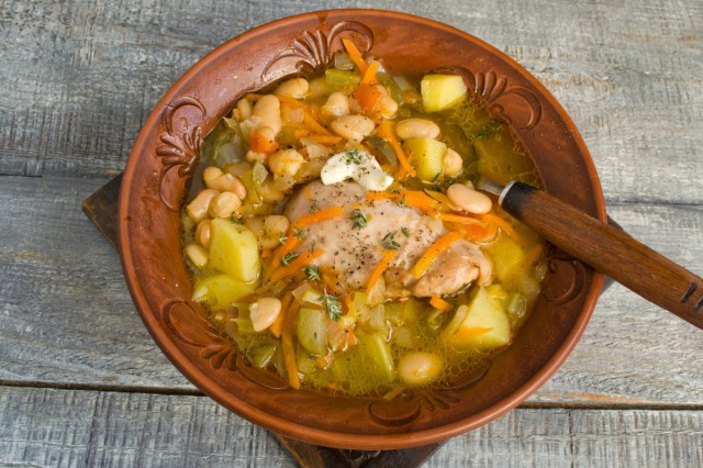 Рассольник с курицей и фасолью готов!