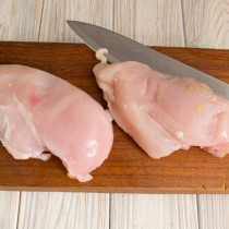 Отделяем мясо курицы от кости