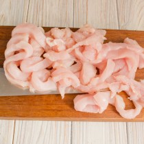 Нарезаем филе тонкими узкими полосками