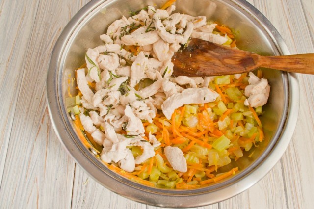 Перекладываем обжаренную курицу к овощам